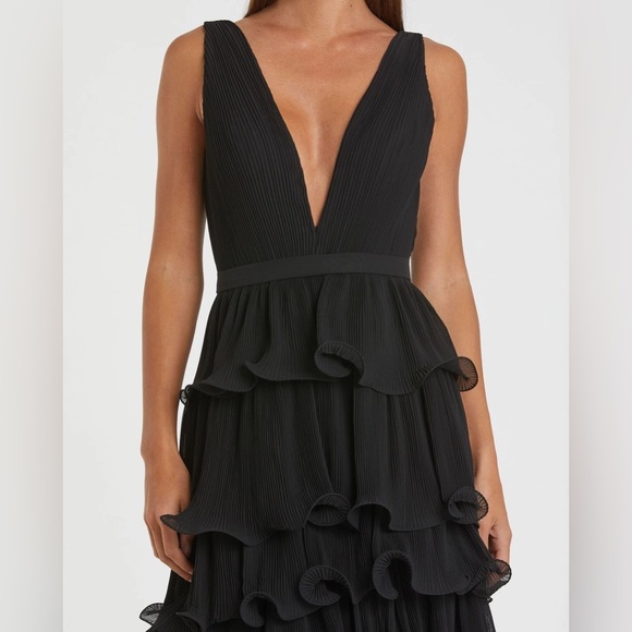 IEENA FOR MAC DUGGAL 49054 NWT
Black Sleeveless Ruffle Tiered V Neck Gown - Picture 2 of 7